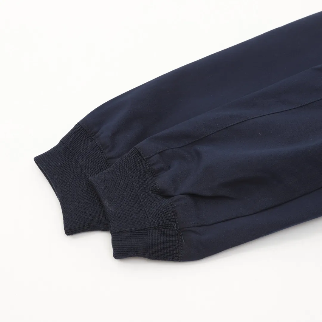 🅿️620 Ralph Lauren R23 White Lily Contract Men's Old Money Style Veteran Cadre Stand Collar Workwear Harrington Jacket Item No. RL12020 The fabric has a double-layer shin feel and is full of weight! It's not as heavy as a regular jacket, and the ordinary cotton material feels really different. This one is super comfortable, soft and stylish, and has a green plaid interior that has a retro movie fashion feel to it! The fit is loose but not baggy. The size is just right and not too picky. The dropped shoulder design modifies the shoulder shape without making it look bulky. This silhouette is a style that will never go out of style after being worn for a long time. The upper body is also very durable and recognizable. The loose and reasonable fit can be worn by both men and women, making it easy to create a clean and refreshing youthful look. The embroidery on the chest is all German Oman embroidery fiber with original data. The embroidery process is very particular. It uses Japanese Tajima machines to ensure exquisite three-dimensional embroidery. That is what I said is different from the ones on the market. Regarding the workmanship, the version is a loose version and can be used by boys and girls!! Color: Black Khaki Navy Size: M-XXL